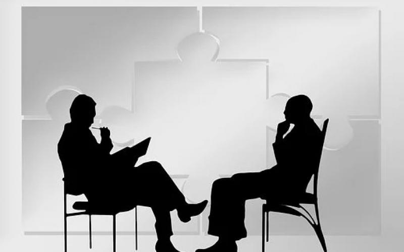 Réunion d’équipe symbolisant l’attribution de nouvelles fonctions et responsabilités dans une organisation.